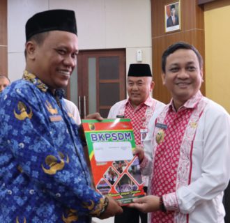 Serahkan SK Pengangkatan dan Kenaikan PNS, Aaf:Bekerja Lebih Giat, Tingkatkan Kualitas