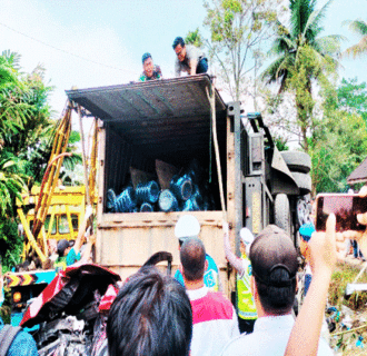 Tragis ! Kontainer pengangkut Aqua Tabrak 5 Mobil Dan 6 Sepeda Motor di Desa Bulupange,Kelurahan Merek Raya