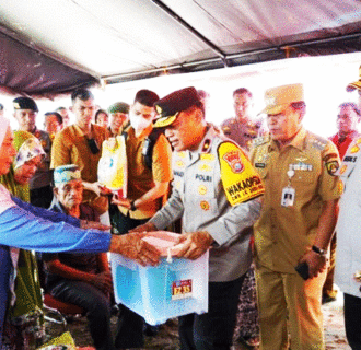 Wakapolda Riau Berikan Bantuan Kemanusiaan pada Warga Terdampak Banjir di Rohul dan Tekankan Netralitas Polisi dalam Pemilu
