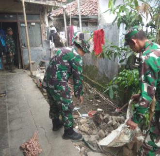 TNI Bantu Kesulitan Masyarakat Terdampak Bencana Gempa Sumedang