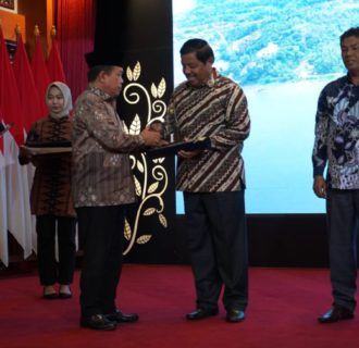 Provinsi Jambi Berikan Penghargaan  Para Pelaku Usaha Penanaman Modal Asing