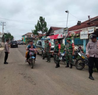 Babinsa dan Polsek Kasui Melaksanakan Patroli 