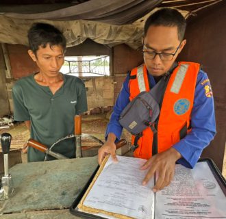 Polairud Baharkam Polri Amankan Satu Unit Tongkang Muatan Pasir Ilegal