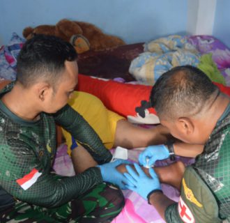 Kapuspen TNI: TNI Dirikan Tenda Kesehatan dan Dapur Umum Bantu Korban Erupsi Gunung Lewuotobi NTT