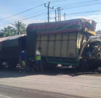 Colt Diesel DenganTruk Trado Treiler Tabrakan, 1 Supir Tewas