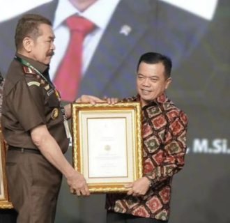 Gubernur Al Haris Dapat Penghargaan Dari Kejaksaan Agung Republik Indonesia