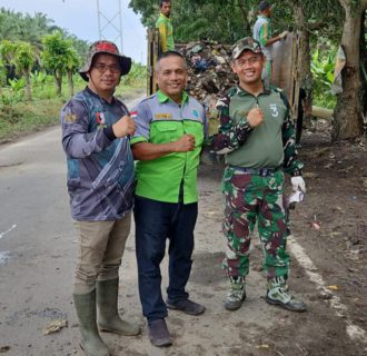 Camat Tapung Bersama Polisi -TNI Bersihkan Tumpukan Sampah Dijalan Provinsi