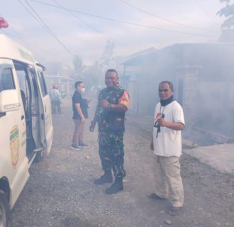 Matikan Bibit Malaria, Babinsa Koramil 1710-02 /Timika Dampingi Petugas Kesehatan Dalam Kegiatan Penyemprotan Pestisida ke Rumah Warga