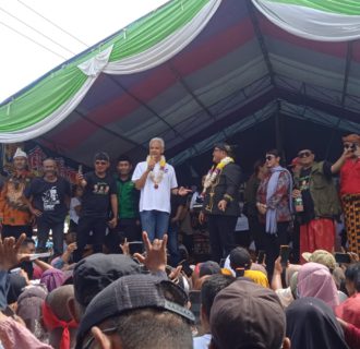 Ganjar Panen Raya Ikan Bandeng bersama Ribuan Petani Tambak Karawang