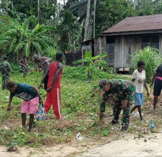 Babinsa Koramil 1710-01/Kokonao Gerakkan Warga Bersihkan Lingkungan