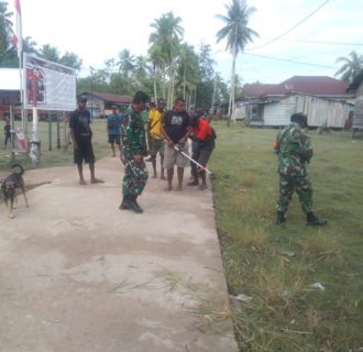 Peduli Kebersihan Lingkungan, Babinsa Ajak Warga Gotong Royong Bersihkan Pelabuhan