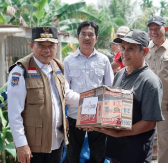 Gubernur Al Haris Beri Bantuan Kepada Warga Terdampak Banjir Kecamatan Mandiangin