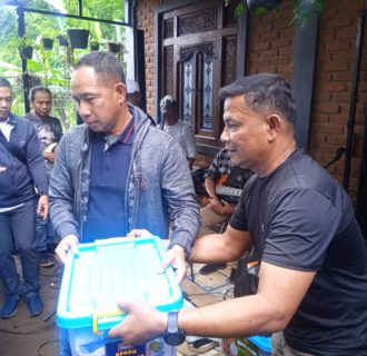 Panglima TNI Bagikan 300 Paket Sembako Untuk Pesantren dan Masyarakat