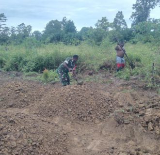 Babinsa Koramil 03 Kuala Kencana Bantu Warga Buka Lahan Kosong Untuk Dijadikan Lahan Produktif