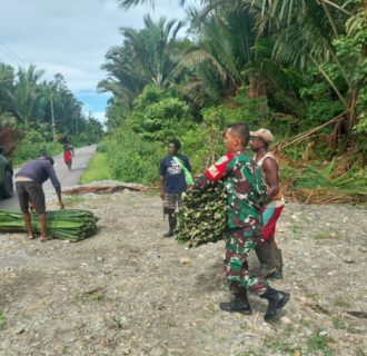 Babinsa Koramil 1710-03/Kuala Kencana Membantu Warga Binaan Untuk Kelancaran Pelaksanaan Acara Adat