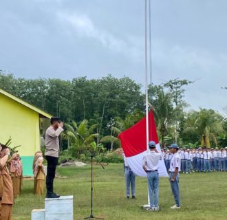 Kanit Binmas Jadi Pembina Upacara di SMKN 1 Buay Bahuga