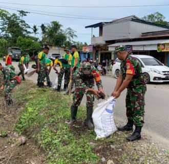 Danramil Kuala Kencana Kerahkan Anggotanya Bantu Warga Bersihkan Lingkungan