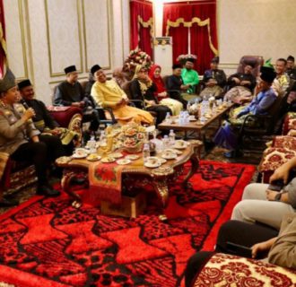 Harmonisasi Kepolisian dan Adat Melayu: Kapolresta Pekanbaru Serukan Pemilu Damai di Silaturahmi LAMR