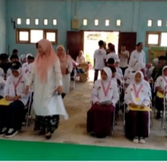 Puluhan Siswa SD, SMP Berprestasi Terima Penghargaan dan Uang Pembinaan Dari Disdikbud Mukomuko 