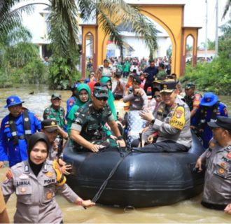 Kapolda Riau dan Danrem 031/Wira Bima Bersatu Bantu Korban Banjir, Ajak Sukseskan Pemilu