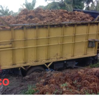 Truk Vendor Pengangkut Tankos Diduga Bongkar Muatan Tidak Sesuai SPB di Lahan Kawasan Industri Seimangkei