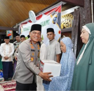 Wakapolda Riau dan Jajaran Sambut Pagi dengan Shalat Subuh Berjamaah dan Berbagi Sembako