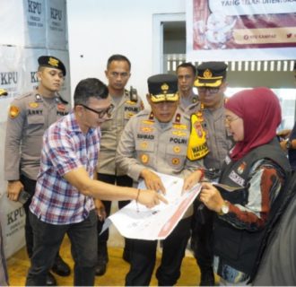 Wakapolda Riau Tinjau Pelipatan Surat Suara di Kampar: Pastikan Keamanan dan Transparansi Pemilu 2024
