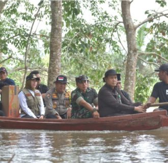 Irwasda Polda Riau Salurkan Bantuan dan Cek Kesehatan di Tengah Banjir Inhu