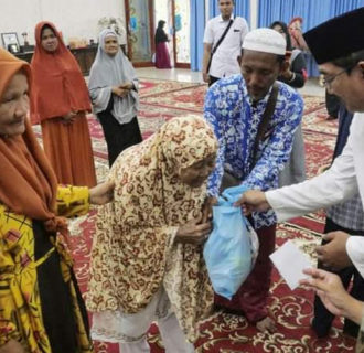 Beri Santunan Kepada Janda dan Lansia, Ini Kata Bupati Anwar Sadat