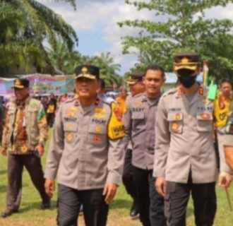 Brigjen K.Rahmadi dan Kapolres Rohil Salurkan Sembako ke Korban Banjir Serta Sosialisasikan Pemilu Damai