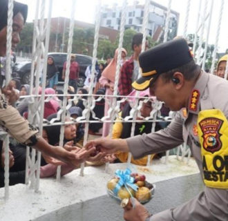 Kapolresta Pekanbaru Menunjukkan Kepedulian dengan Membagikan Buah dan Minuman pada Unjuk Rasa Ammar Bersatu