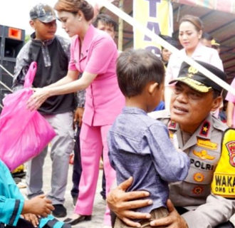 Wakapolda Riau Berikan Bantuan Kepada Korban Banjir, Brigjen K.Rahmadi: Masih Bisa Sekolah Nak?