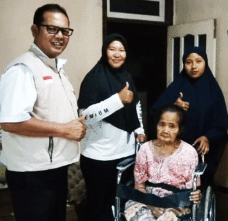 Wanita Tua Dapat Bantuan Kursi Roda Dari Baznas