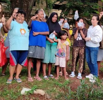 Jelang Imlek, Komunitas Rumpies Bagikan Nasi Bungkus ke Kaum Marginal