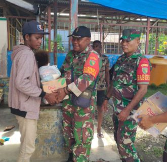 Sebagai Wujud Kepedulian, Babinsa Timika Melayat Ke Rumah Duka Warga Yang Meninggal Dunia