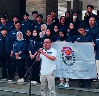 Kritisi Demokrasi yang Mundur, Mahasiswa FISIPOL UGM Sindir Mensesneg dan Stafsus Presiden