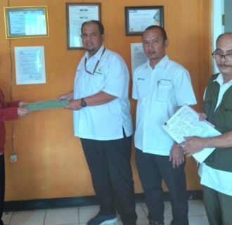 Perhutani Serahkan Santunan Kematian Kepada Keluarga Karyawan Bandung Utara