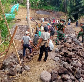 Warga Bercucuran Keringat di Hadapan TNI
