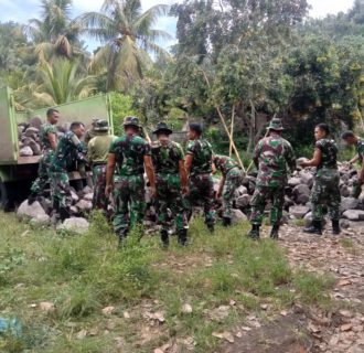 Puluhan TNI Membawa Batu Serbu Kampung Warga