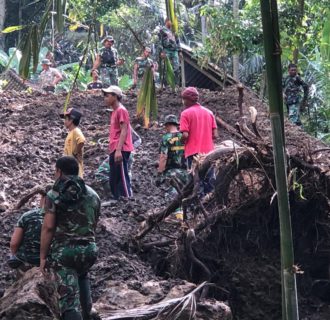 Kurang Lebih 100 Personel Terlatih Menyerbu Perkampungan Warga