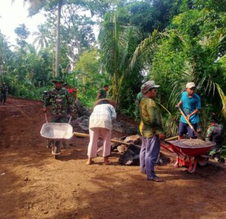 TNI Dan Warga Saling Kejar Gunakan Batu di Bukit Catu