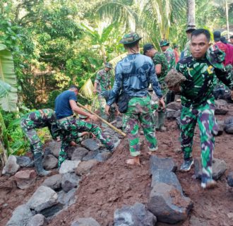 Sekelompok Pemuda Potongan Cepak Terus-Menerus Hujan di Perkampungan Warga Dengan Batu