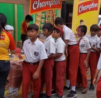 Siswa Siswi SD Negeri Sukasari 3 Dapat Susu Gratis 