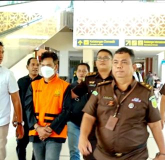 Tim Tabur Kejati Riau dan Tim Peyidik Pidsus Menjemput Tersangka FA di Bandara SSK II Pekanbaru