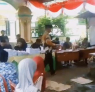 Ketua PK Golkar Nyoblos di TPS 7 Desa Cakung Serang