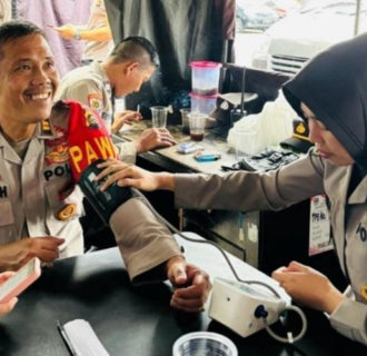 Tim Dokkes Polda Sumsel Sambangi TPS, Berikan Layanan Kesehatan bagi Petugas Penyelenggara Pemilu