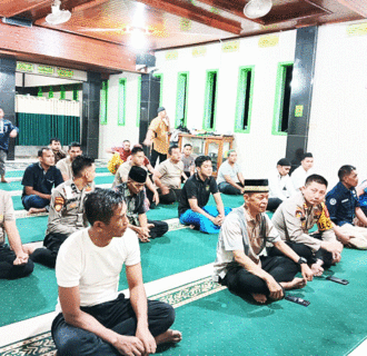 Kapolres Dharmasraya dan Anggota Polres Melangsungkan Shalat Isya’ dan Tarawih Berjamaah di Masjid Al-Amin Polres 