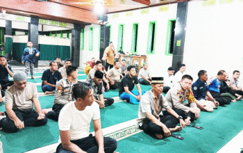 Kapolres Dharmasraya dan Anggota Polres Melangsungkan Shalat Isya’ dan Tarawih Berjamaah di Masjid Al-Amin Polres 