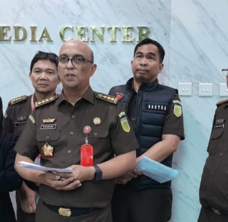 Kejati Jabar Menahan Rektor dan Ketua Yayasan UMIKA Bekasi