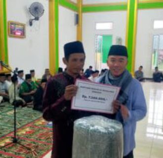 Bupati Waykanan Berikan Bantun Rp 7,5 Juta Untuk Masjid Al-Muhajirin Purwa Negara